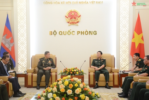 Thượng tướng Nguyễn Tân Cương tiếp Phó tổng Tư lệnh kiêm Tư lệnh Lục quân Quân đội Hoàng gia Campuchia

